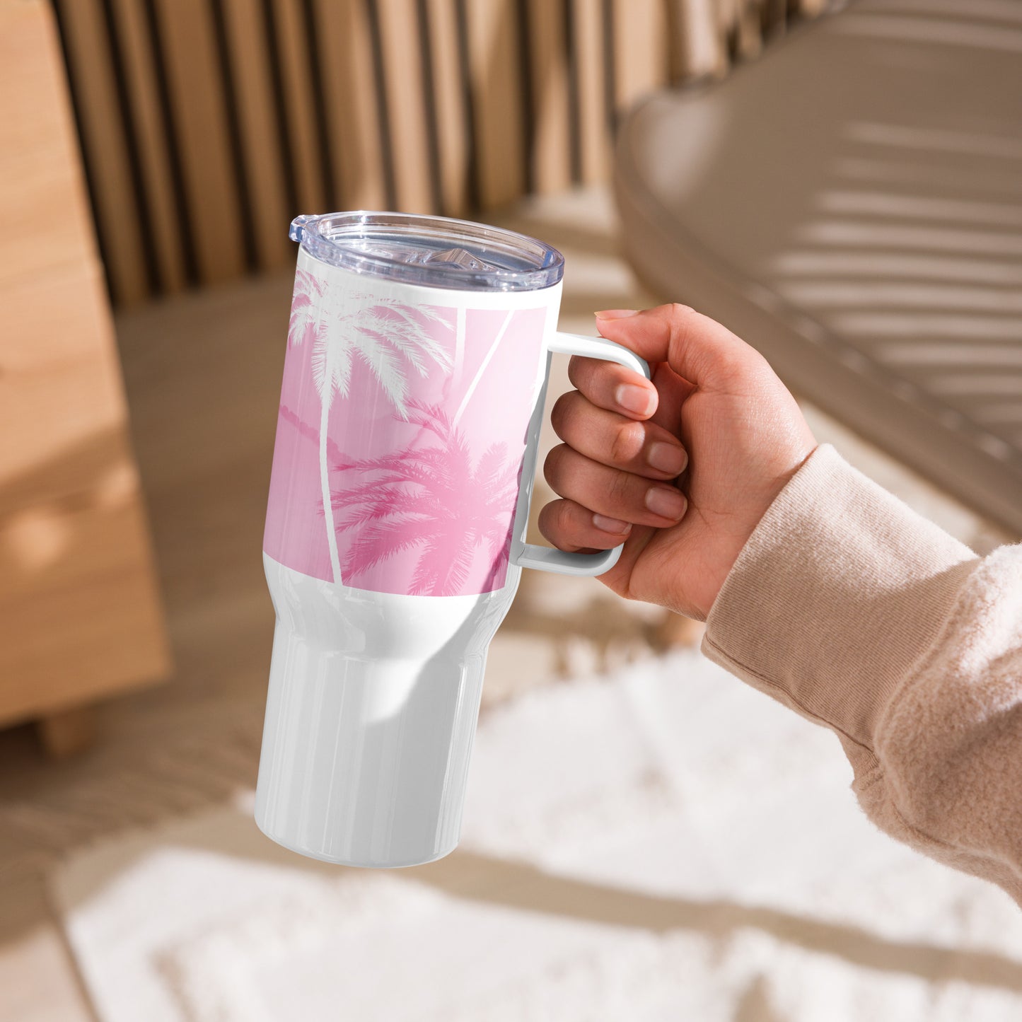 Travel mug with handle